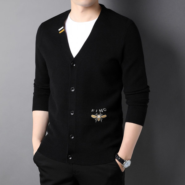 Cardigan barbatesc tricotat cu broderie