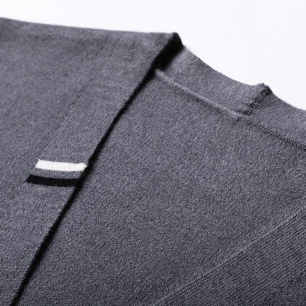 Cardigan barbatesc tricotat cu broderie