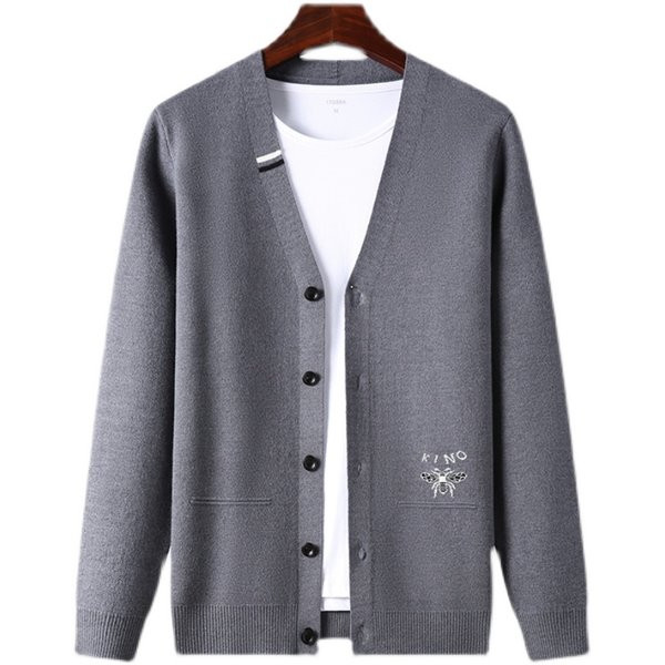 Cardigan barbatesc tricotat cu broderie
