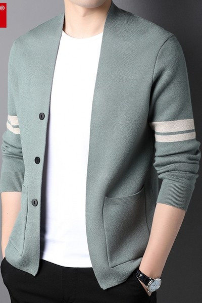 Vékony férfi mellény zsebekkel és szegéllyel