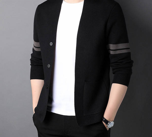 Vékony férfi mellény zsebekkel és szegéllyel