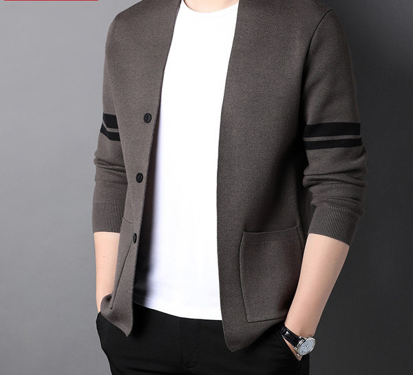 Vékony férfi mellény zsebekkel és szegéllyel