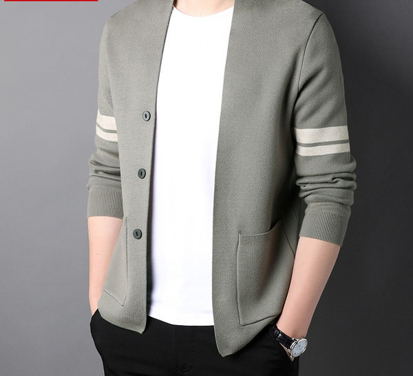 Vékony férfi mellény zsebekkel és szegéllyel