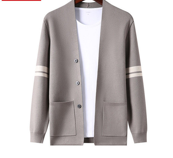 Vékony férfi mellény zsebekkel és szegéllyel