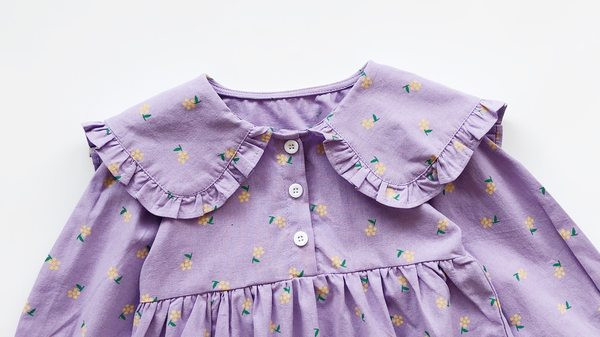 Stilinga suknelė mergaitėms su aplikacijomis ir sagomis