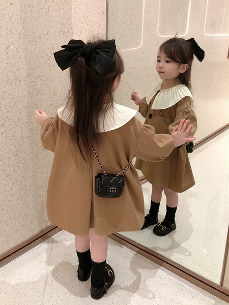 Dječja ležerna haljina s ovratnikom i džepom