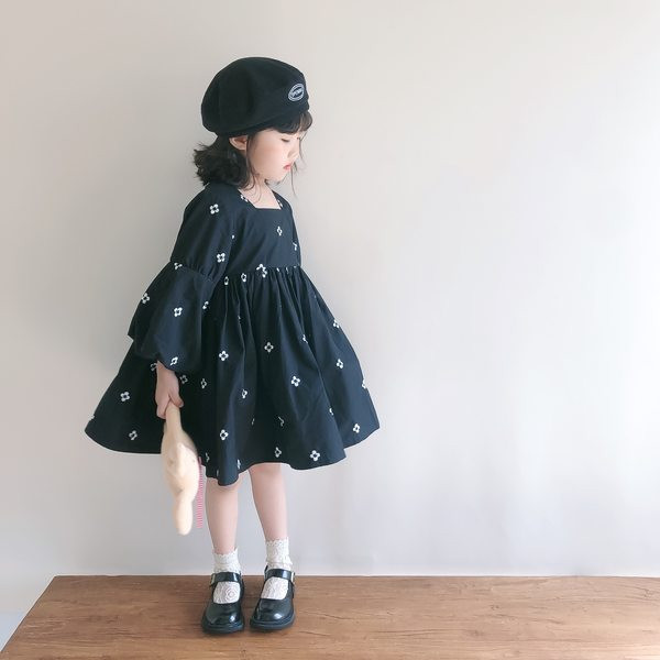 Rochie modernă decupată pentru copii cu decolteu pătrat