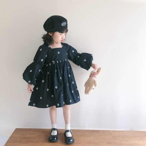 Rochie modernă decupată pentru copii cu decolteu pătrat