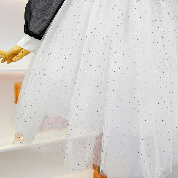 Elegantiška vaikiška suknelė su kaspinu