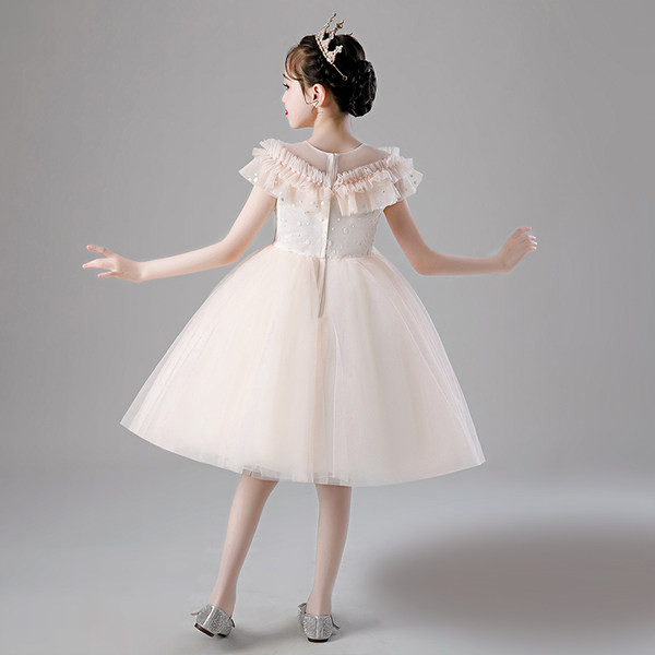 Elegáns gyerekruha csipkével és hímzéssel