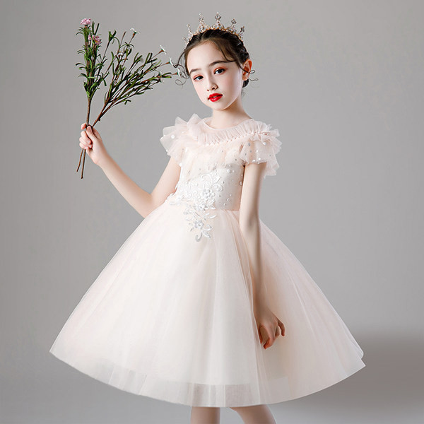 Elegáns gyerekruha csipkével és hímzéssel