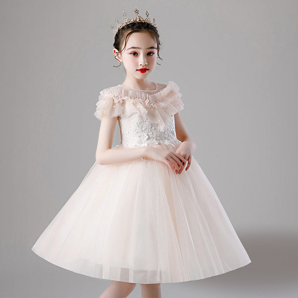 Elegáns gyerekruha csipkével és hímzéssel