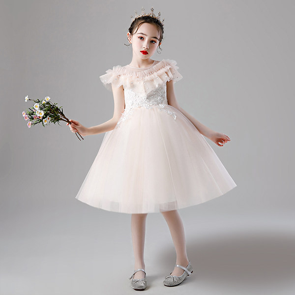 Elegáns gyerekruha csipkével és hímzéssel