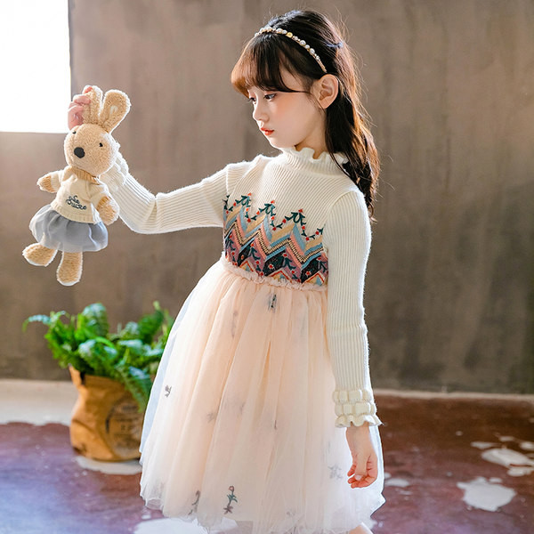 Šiuolaikinė vaikiška suknelė su antspauduotu sijonu