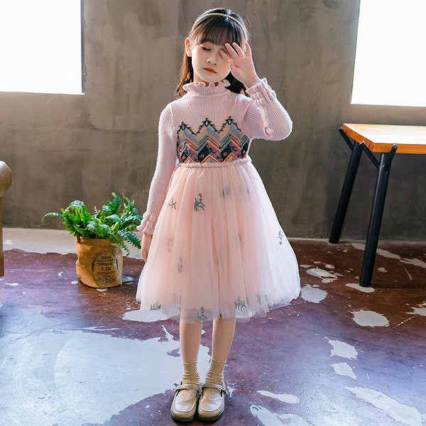 Šiuolaikinė vaikiška suknelė su antspauduotu sijonu