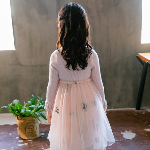 Šiuolaikinė vaikiška suknelė su antspauduotu sijonu