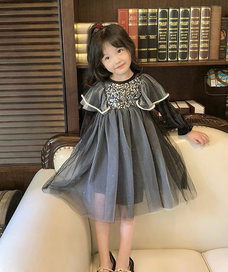 Divatos, hosszú ujjú, kivágott gyerekruha