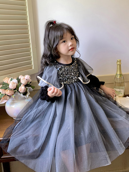 Divatos, hosszú ujjú, kivágott gyerekruha