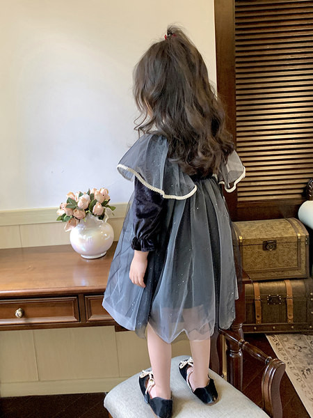 Divatos, hosszú ujjú, kivágott gyerekruha