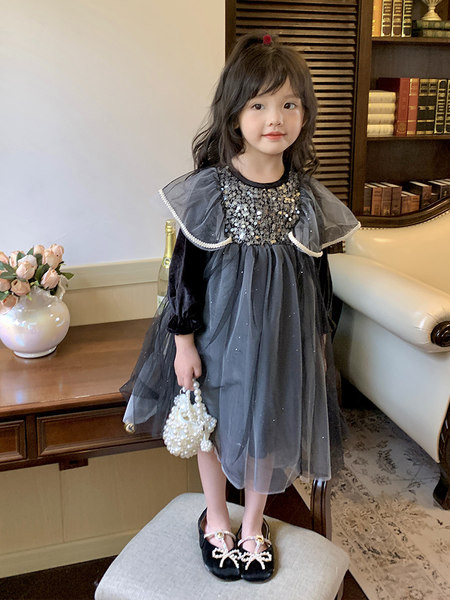 Divatos, hosszú ujjú, kivágott gyerekruha