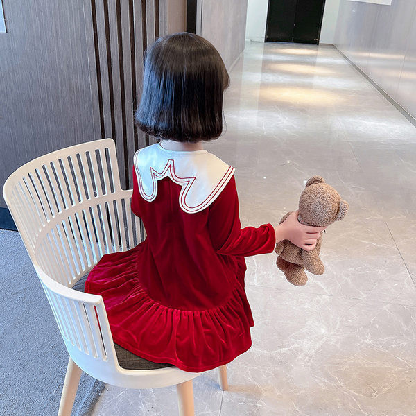 Vaikiška suknelė ilgomis rankovėmis ir apykakle