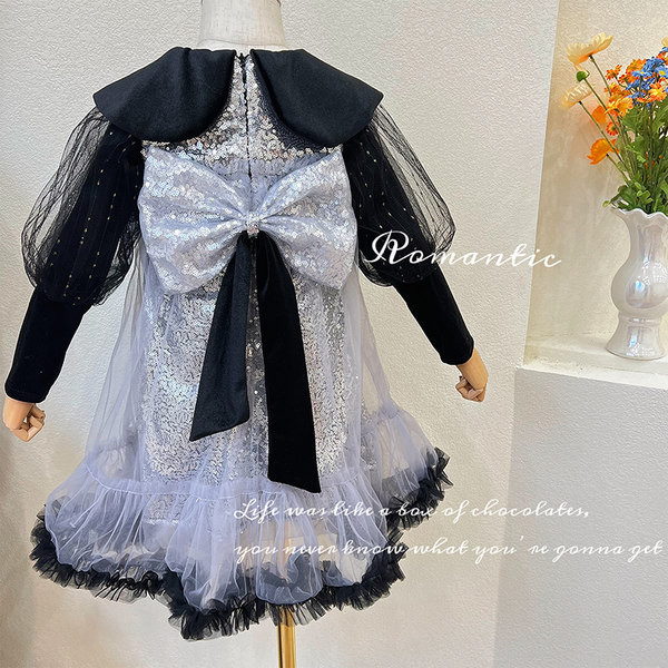 Ruha lányoknak szalaggal és flitterrel