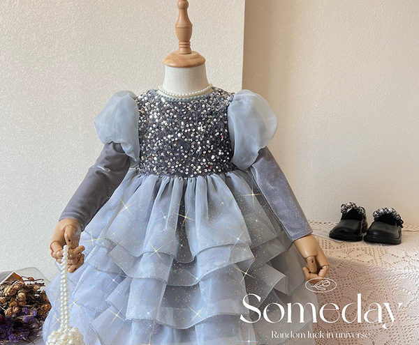 Elegantna dječja haljina sa šljokicama