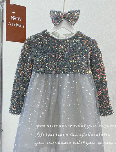 Rochie moderna cu maneci lungi si decor cu paiete