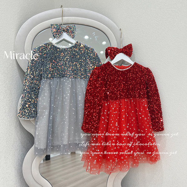 Rochie moderna cu maneci lungi si decor cu paiete