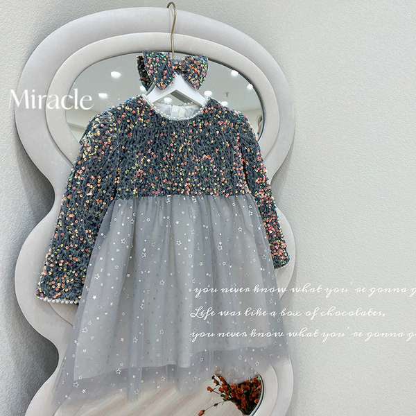 Rochie moderna cu maneci lungi si decor cu paiete