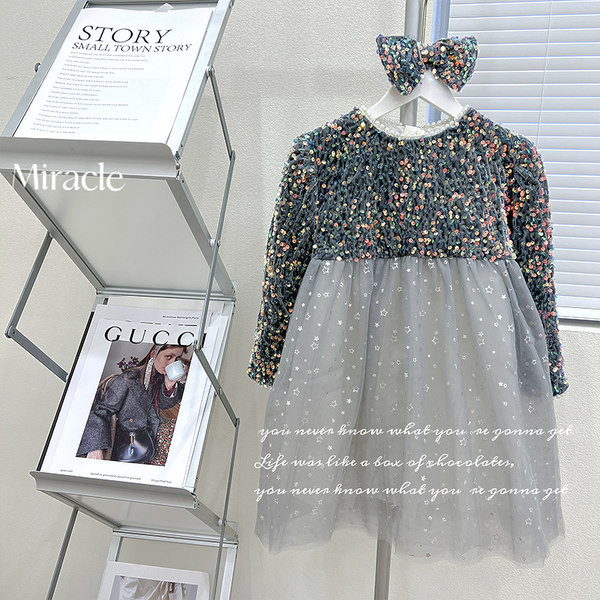 Rochie moderna cu maneci lungi si decor cu paiete