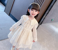 Elegáns gyerekruha gallérral és gombokkal