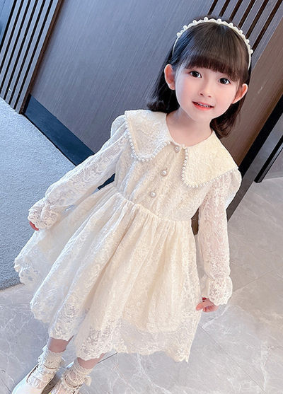 Elegáns gyerekruha gallérral és gombokkal