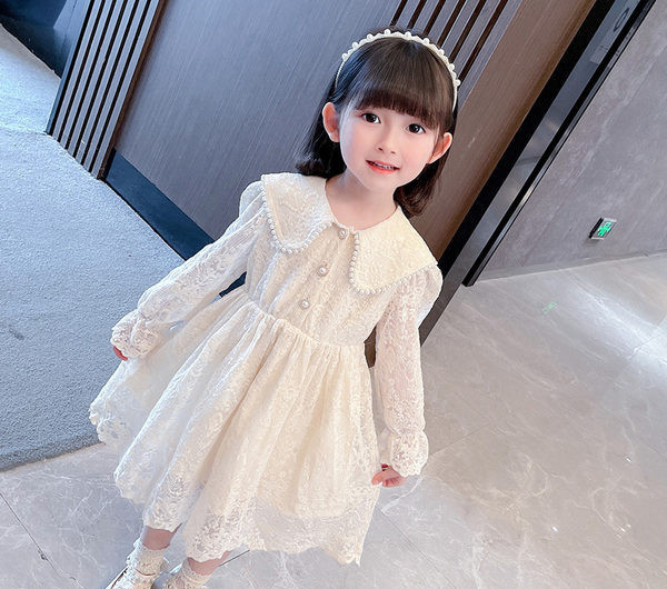 Elegáns gyerekruha gallérral és gombokkal