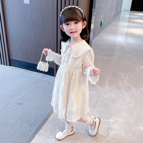 Elegáns gyerekruha gallérral és gombokkal