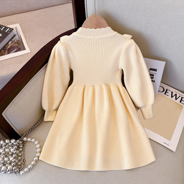 Bērnu kleita no smalka adījuma ar garām piedurknēm un izšuvumu