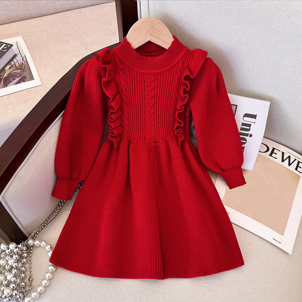 Bērnu kleita no smalka adījuma ar garām piedurknēm un izšuvumu