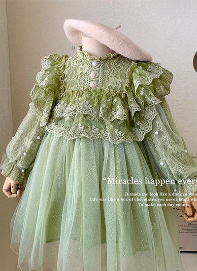 Elegáns gyerekruha lányoknak hímzéssel és tüllel