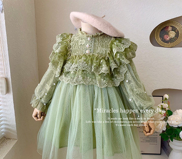 Elegáns gyerekruha lányoknak hímzéssel és tüllel