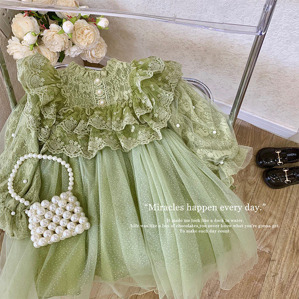 Elegáns gyerekruha lányoknak hímzéssel és tüllel