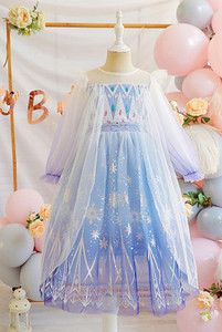 Hosszú ruha lányoknak hímzéssel és flitterekkel