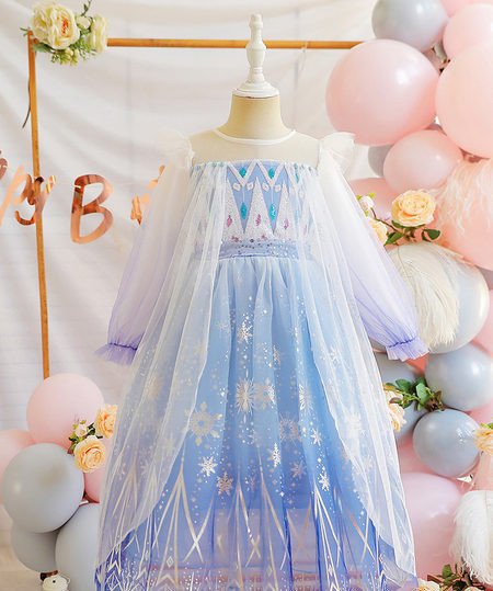 Hosszú ruha lányoknak hímzéssel és flitterekkel