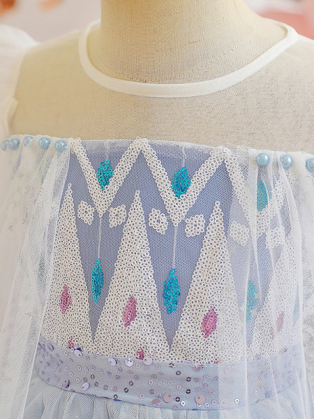 Hosszú ruha lányoknak hímzéssel és flitterekkel