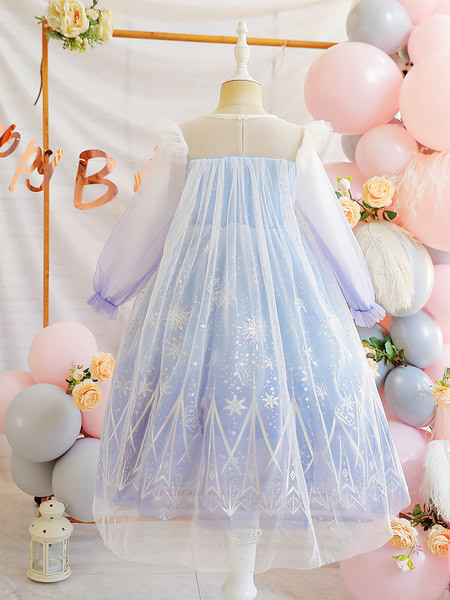 Hosszú ruha lányoknak hímzéssel és flitterekkel