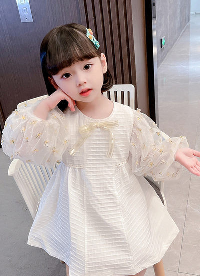 Elegantiška vaikiška suknelė su siuvinėjimu ir kaspinu