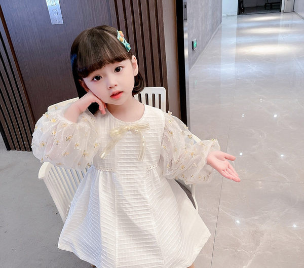 Elegantiška vaikiška suknelė su siuvinėjimu ir kaspinu