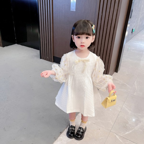 Elegantiška vaikiška suknelė su siuvinėjimu ir kaspinu