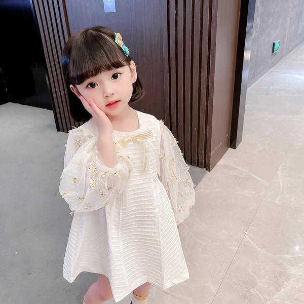 Elegantiška vaikiška suknelė su siuvinėjimu ir kaspinu