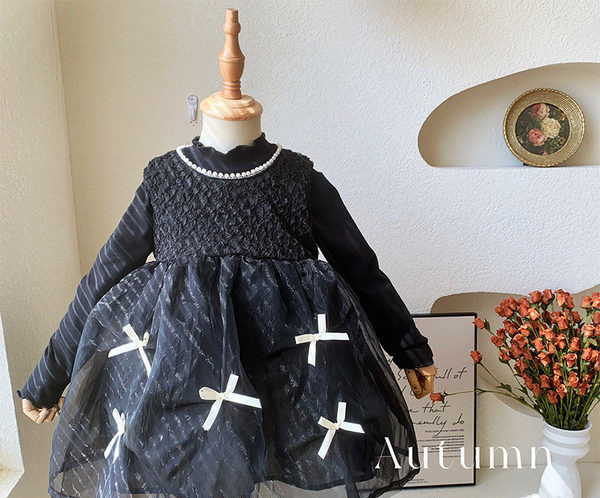 Elegantna dvodijelna haljina s vrpcama i biserima