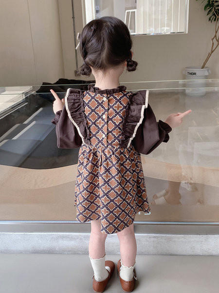 Naujo modelio vaikiška suknelė su garbanomis ir kaspinu